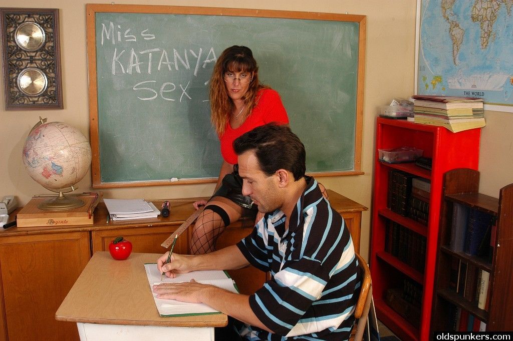 maturo insegnante in calze katanya ottiene Sbattuto :Da: Peloso studente in Classe