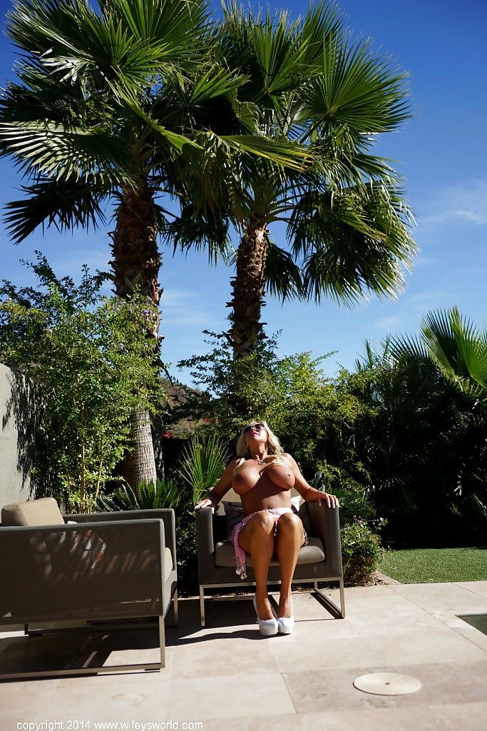 Topless Hausfrau Sandra Otterson zeigt aus er Big Natürliche boobies