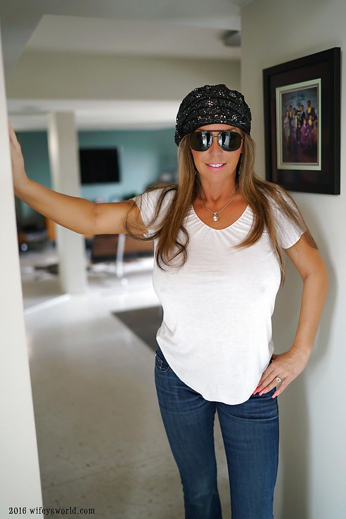 Biondo casalinga Sandra Otterson modellazione occhiali da sole e jeans per Babe foto
