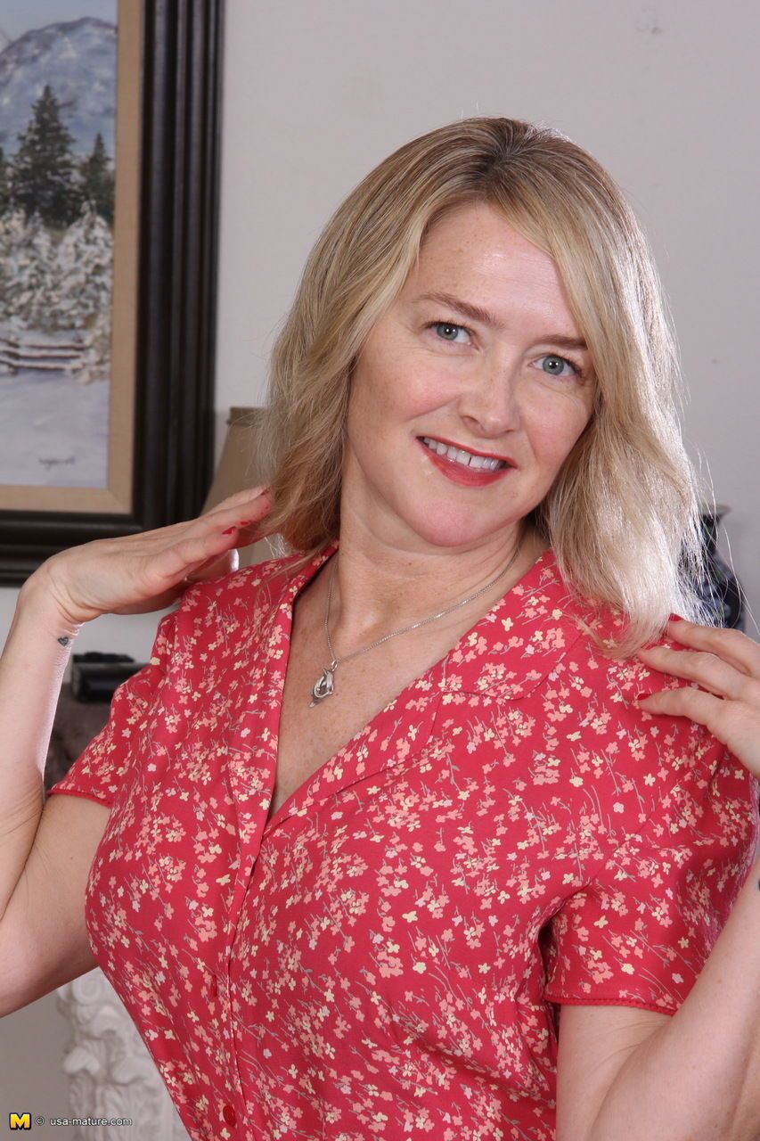 blonde American femme au foyer clignote ouvert Robe avant procédure pour déshabiller