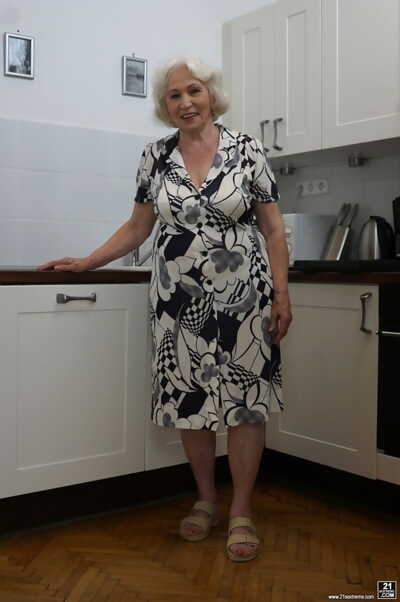 ZAKRĘCONY stary Blondynka babcia nazwy norma Pokazując jej cycki w w kuchnia