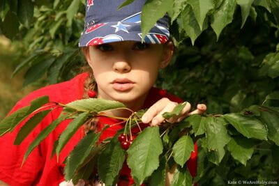 Słodkie solo Dziewczyna Kate trzyma jej Piłka Pokrywa na a rozbieranego Wśród w drzewa