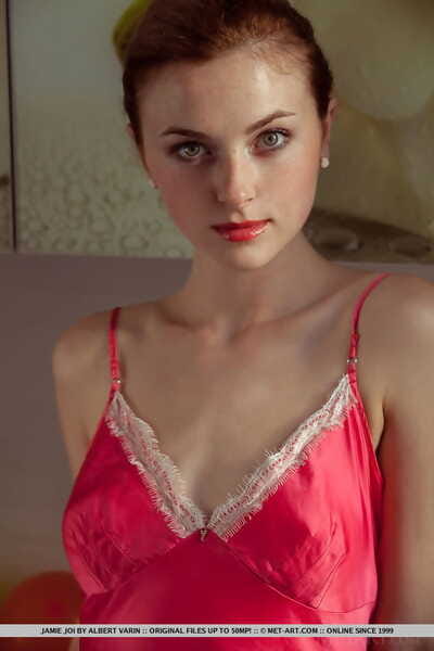 Erótica modelo Jamie joi mostra ela careca buceta Fechar até vestindo quente lingerie