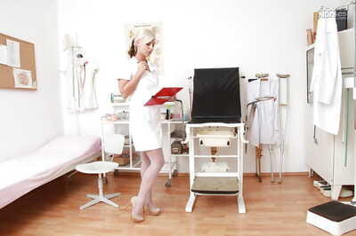 peituda Loira enfermeira no branco meia-calça brincando ela Boceta no Fechar até