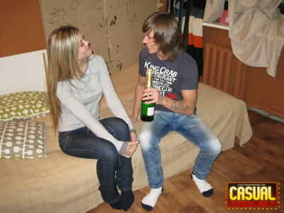 Les jeunes blonde est dépouillé et baisée après Son BF cadeaux Son Un Bouteille de vin