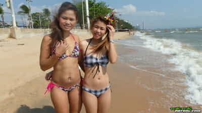deliziosa Adolescente thai babes Bee e miaw in posa a il Spiaggia in caldo bikini