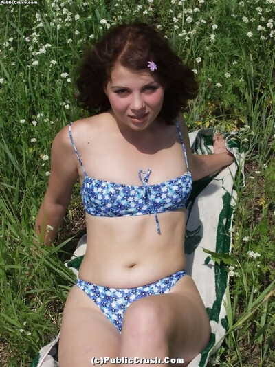 jóvenes buscando Chica toma off su Bikini a ir desnudo en medio de flores silvestres