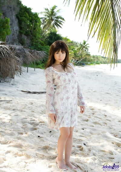sexy Japanisch Mädchen Aya Hirai bekommt Nackt auf ein Tropical Strand während solo Aktion