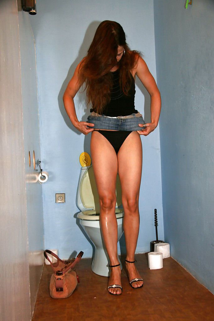 诱人 黑发 荡妇 喜欢 gloryhole 动作 在 一个 公共 厕所