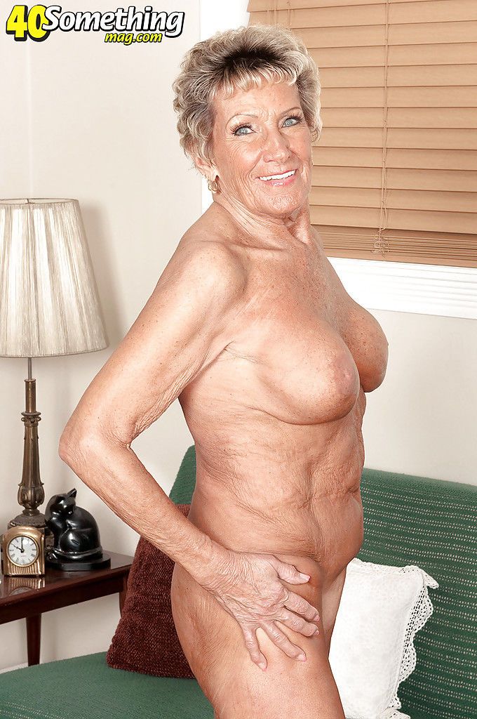 rondborstige oma Sandra ANN lustfully Speelt met haar kont in strak lingerie