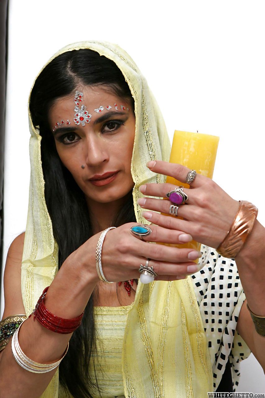 India solo modelo Tamara configuración hasta velas para la adoración ingenio su Ropa en