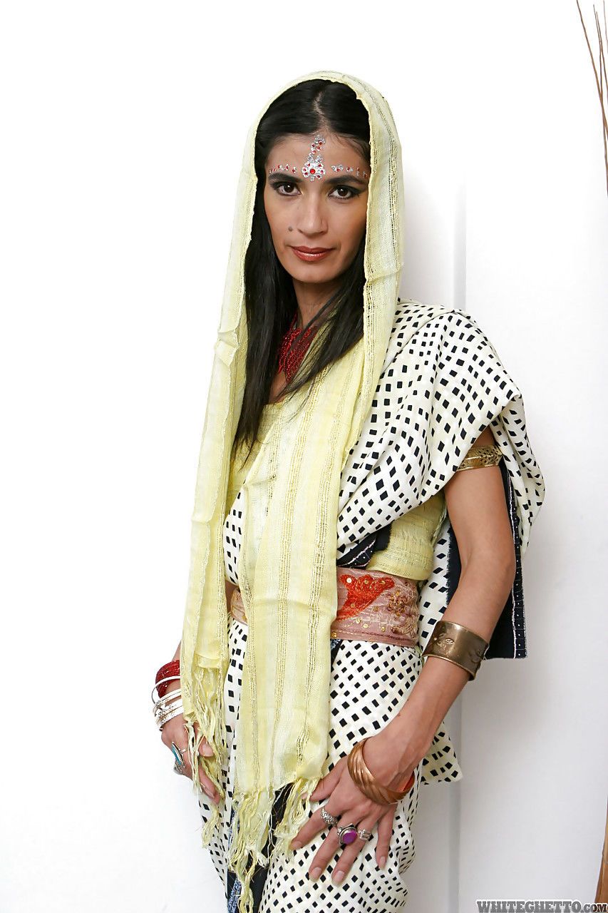 indiase solo model Tamara instelling tot kaarsen voor aanbidding wit haar kleding op
