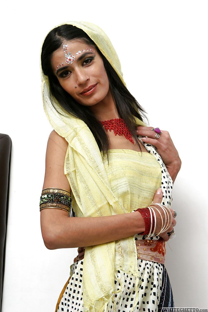 الهندي منفردا نموذج تمارا الإعداد حتى الشموع بالنسبة العبادة خفة دم لها الملابس على