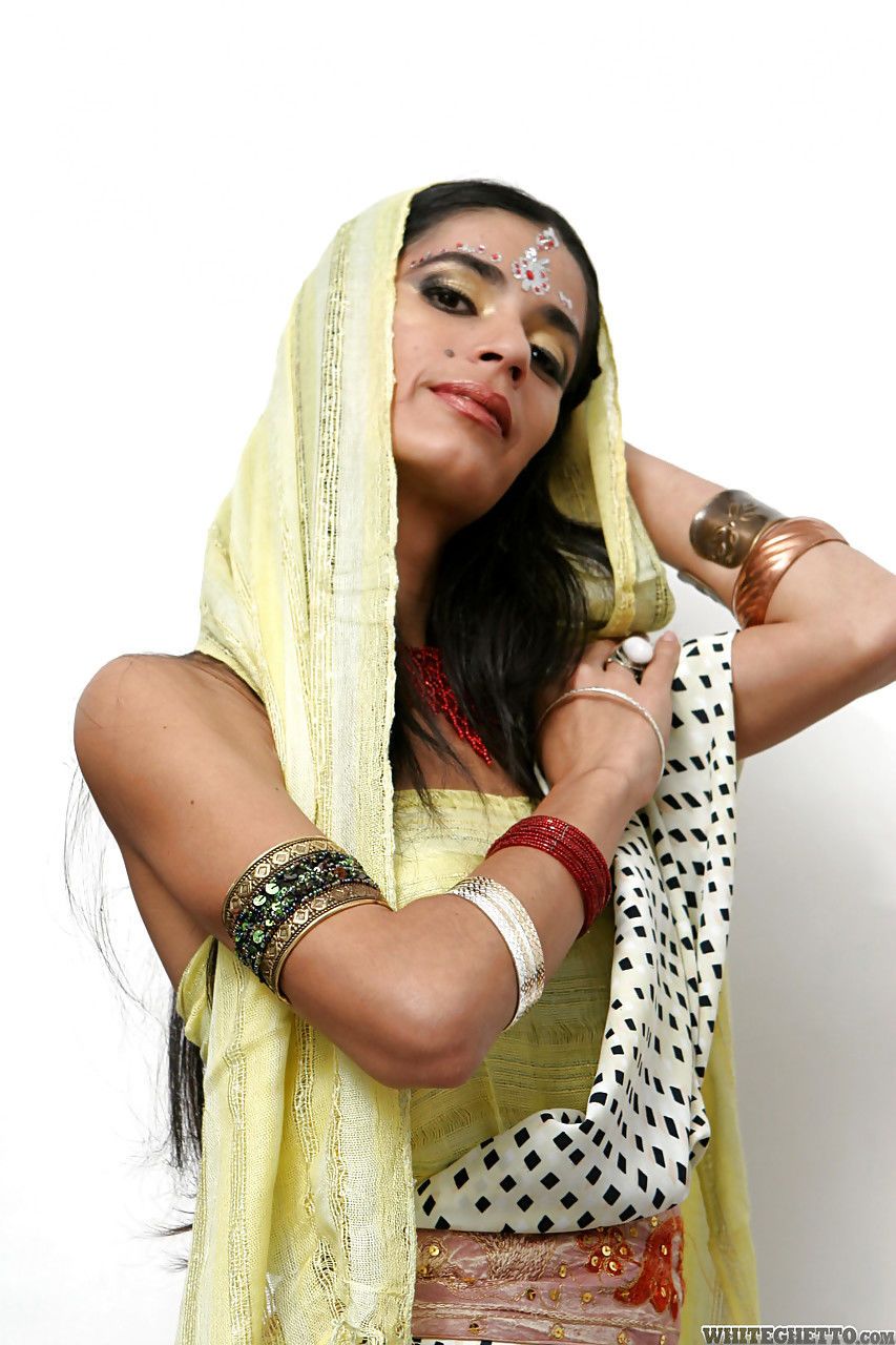 Indische solo Modell Tamara Einstellung bis Kerzen für Gottesdienst Witz Ihr Kleidung auf
