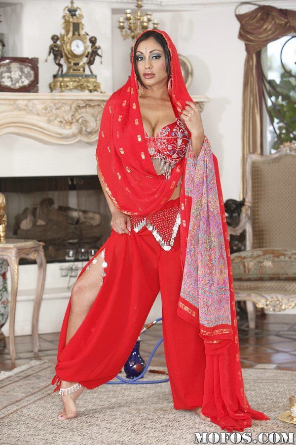 Voluttuosa indiano milf Priya Anjeli Rai ottiene rid di Il suo etnica vestito