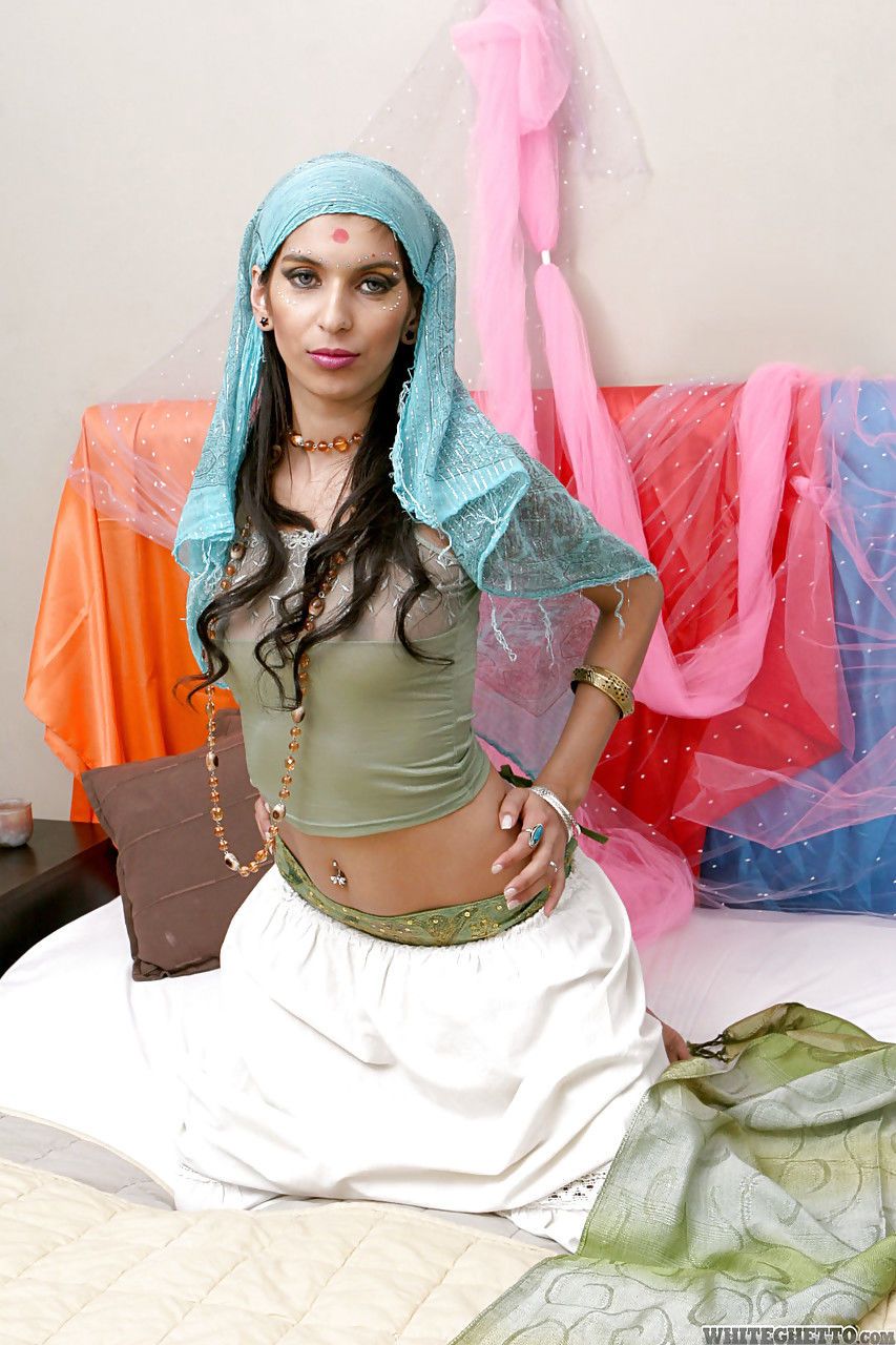 percé indien solo modèle tiziana posant Non Nu pour étalage Son sexy Corps