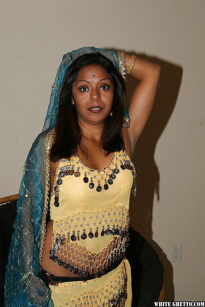 लंपट भारतीय महिला दिखा रहा है उसके अच्छा स्तन और बालों वाली चूत