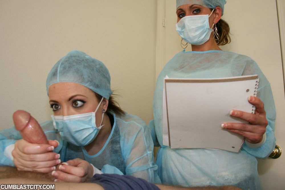 Verführerisch babes in Krankenschwester Uniformen Rucken aus ein Big Schwanz