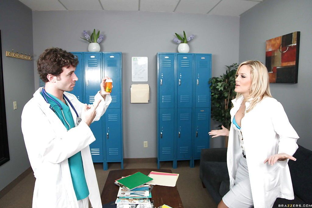 Blonde Alexis Texas with big tits has sex in a doctor\'s uniform
