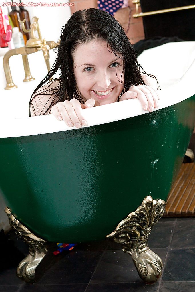 Dolgun amatör Angie Sağlar büyük Boobs gevşek Gelen Sütyen ve Alır bir Banyo