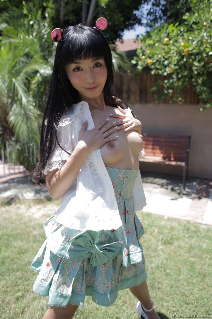 Japanisch Pornostar Marica Hase Nimmt aus Ihr shirt und zeigt winzige Titten