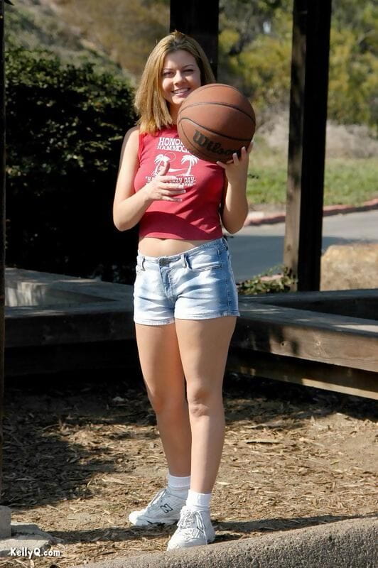 Cute teen Kellyq exposes her tits and ass while shooting hoops outdoors