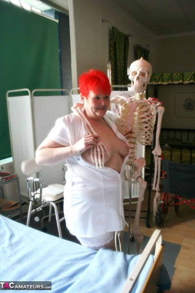 ง่า ผู้ใหญ่ พยาบาล ใน สีขาว ถุงน่อง ได้ Toyed ขึ้นมา โดย เป็ โครงกระดูก