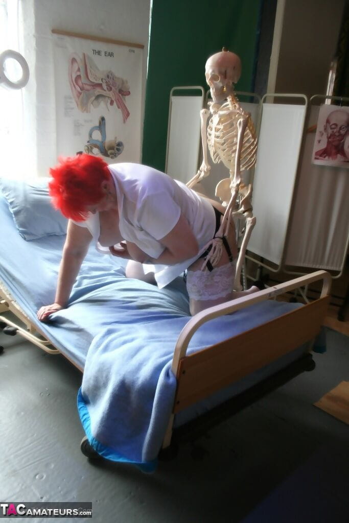 Cachonda Maduro enfermera en blanco medias Consigue jugado hasta :Por: Un esqueleto