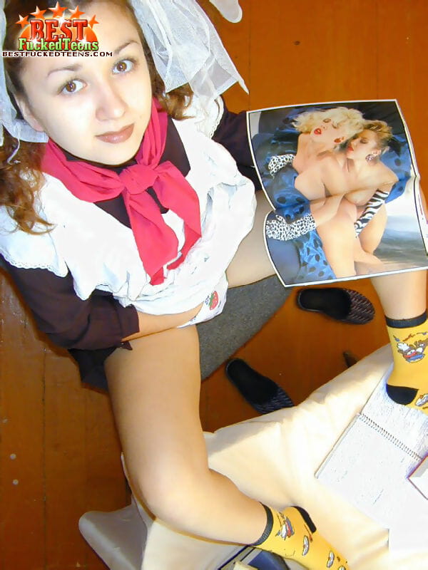 jong Russisch meisje slips een speelgoed in haar gespannen uit kut