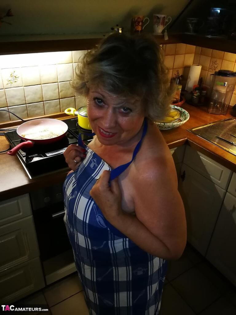 vieux femme au foyer Caro prend off Son sous-vêtements dans cuisine tablier et bas