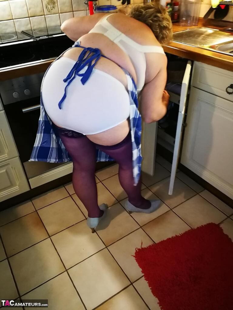 เก่า แม่บ้าน Caro ต้องใช้ อ เธอ กางเกงใน ใน ห้องครัว ผ้ากันเปื้อน แล้ว ถุงน่อง