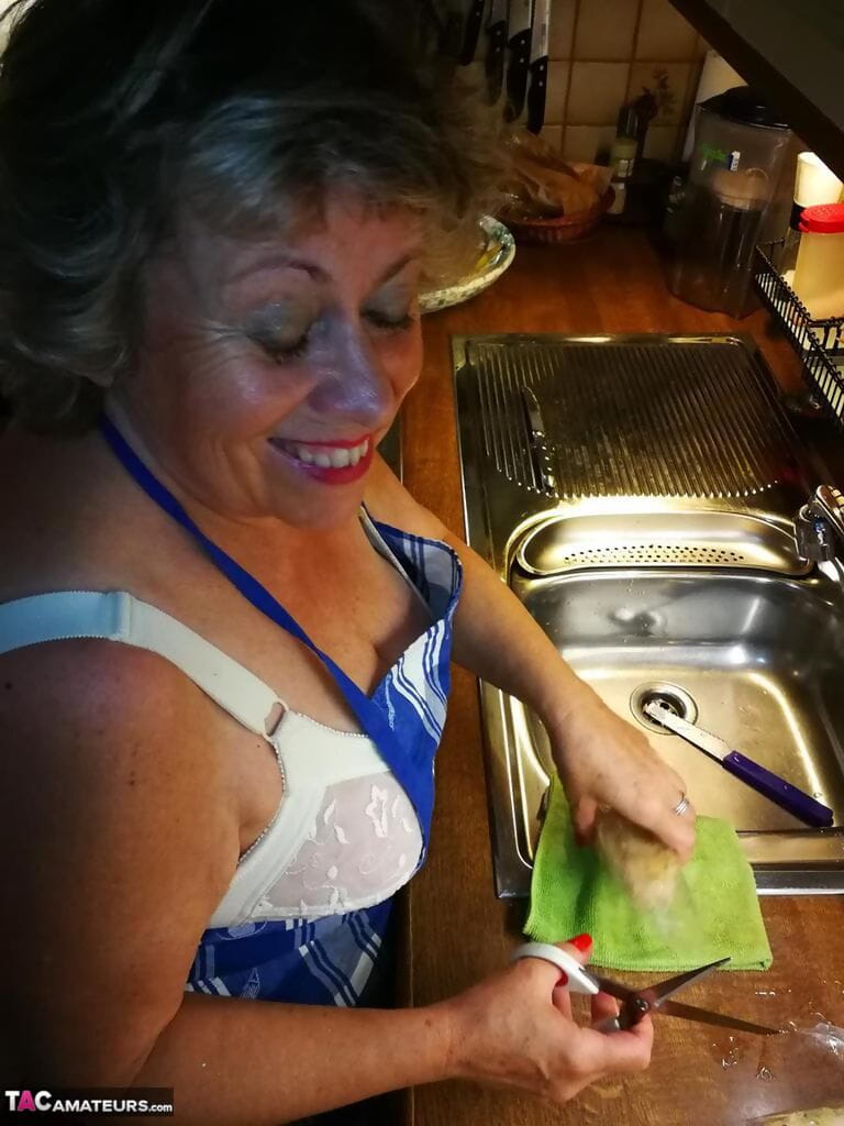 Old housewife Caro takes off her underwear in kitchen apron and stockings