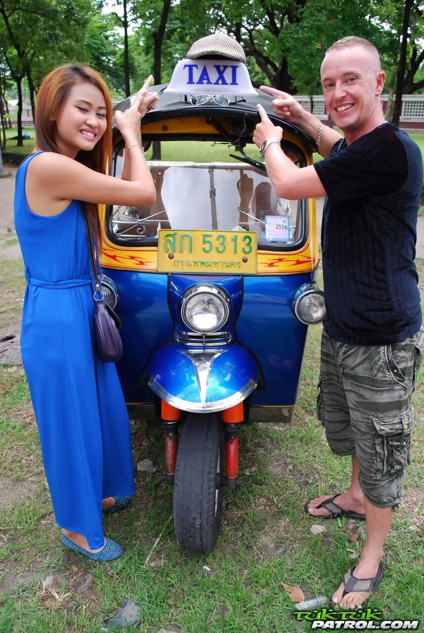 hermosa tailandés Chica Mon El coqueteo Con Un Lindo macho Turismo en público