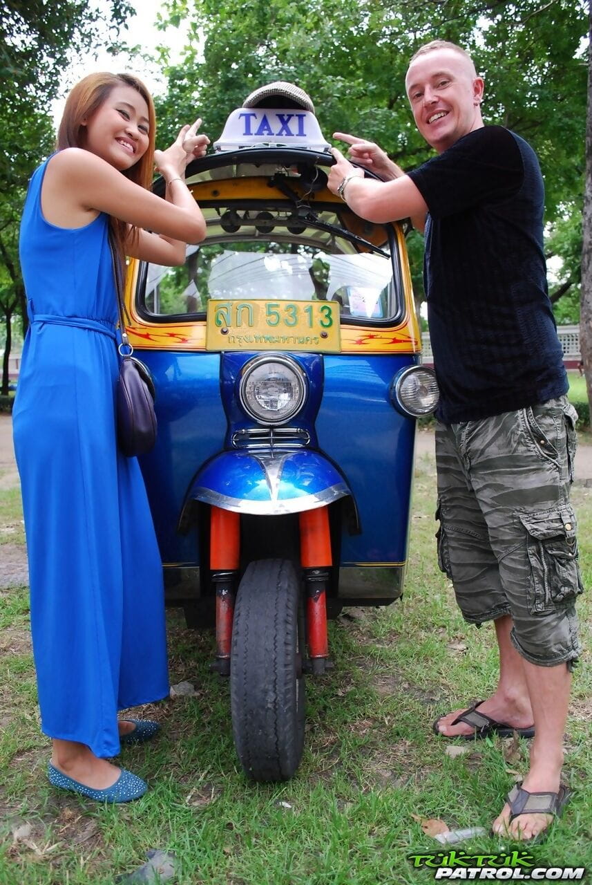 piękne tajski Dziewczyna Pon Flirtuje z A Słodkie mężczyzna turysta w publiczne