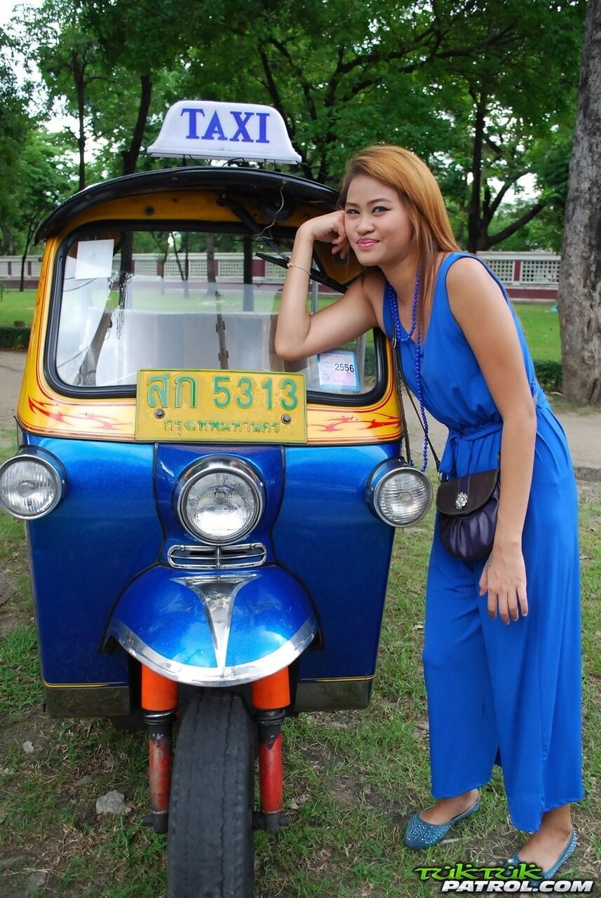 美丽的 泰国 女孩 mon 调情 与 一个 可爱的 男性 旅游 在 公共