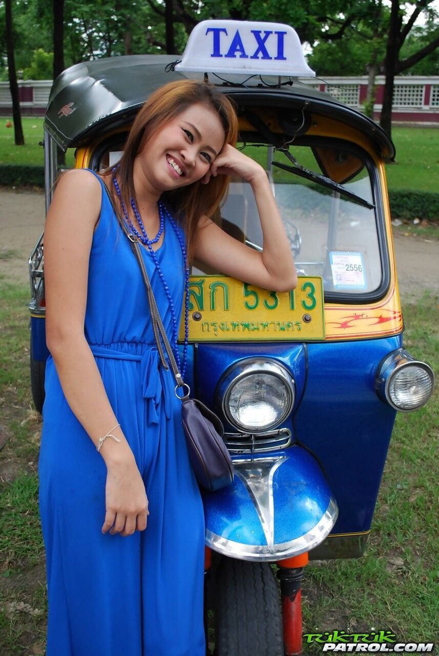 Belle Thai Fille Mon Flirt Avec Un Mignon Mâle touristique dans public