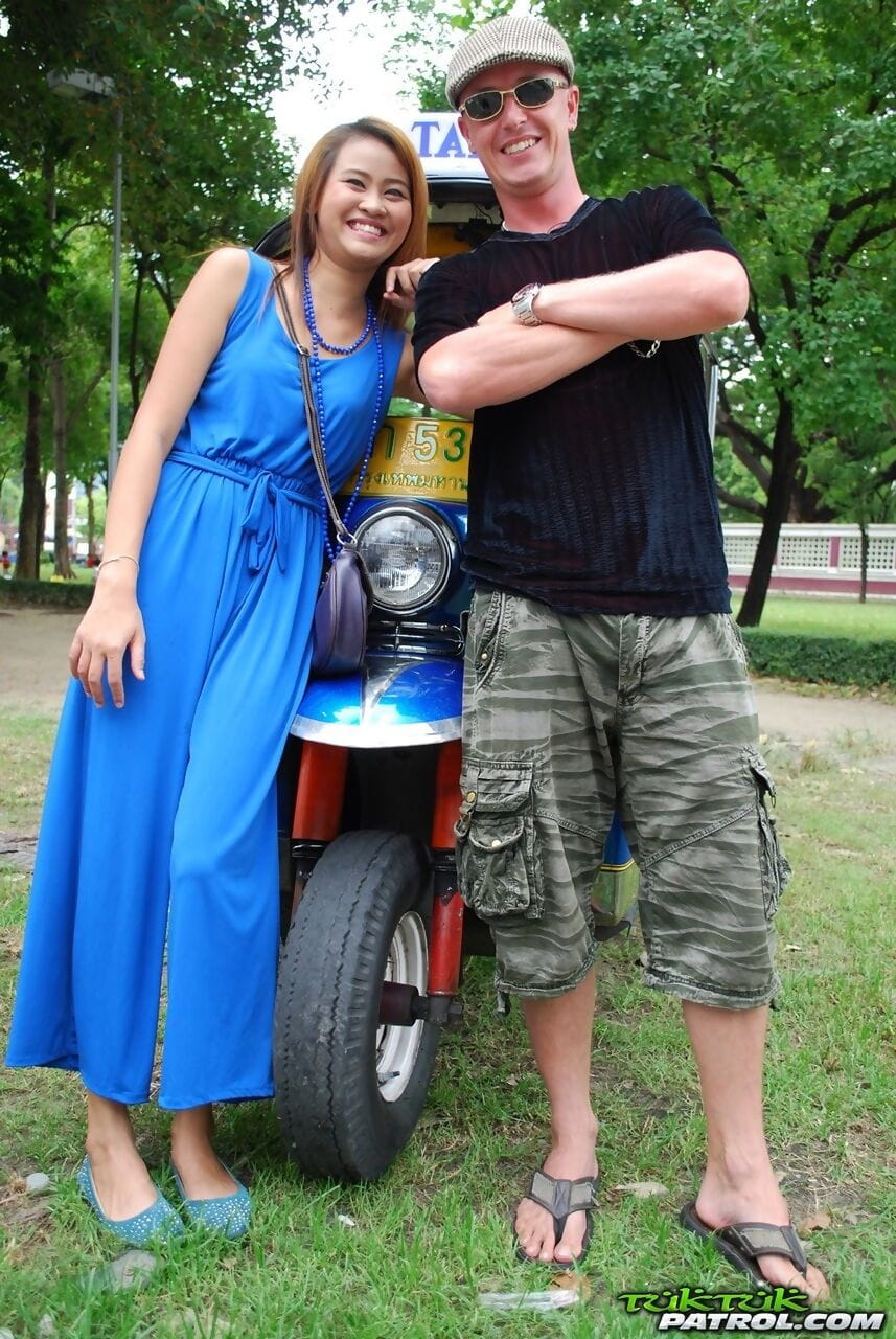Schön Thai Mädchen Mo Flirten Mit ein Niedlich Männlich tourist in öffentliche