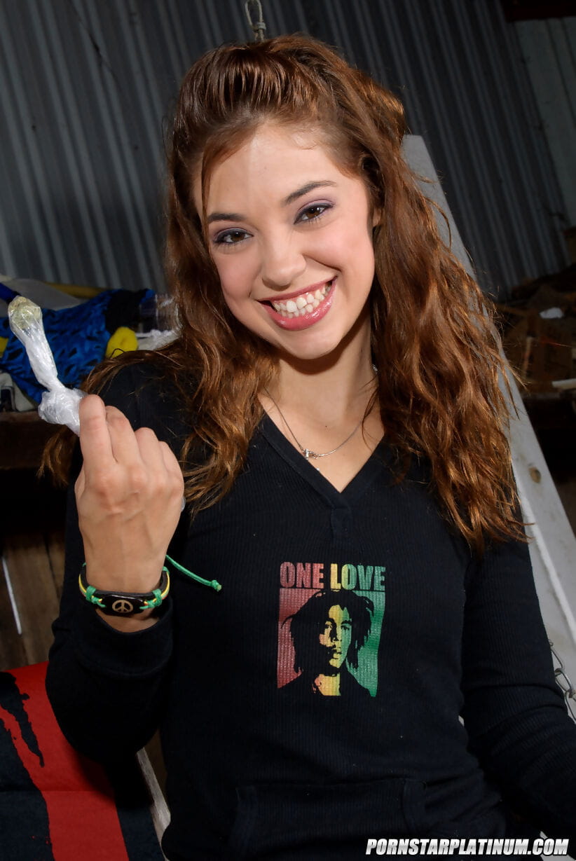 Słodkie latina nastolatek Gigi Rivera nosi A uśmiech a pozowanie Nagie w Skarpetki