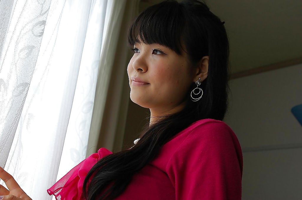 Aziatische tiener nao Kodaka uitkleden en verspreiding haar kut lippen