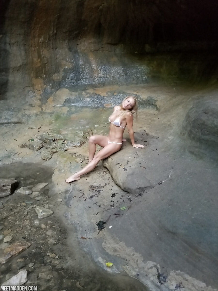 blondynka Amatorskie spotkać madden ciosy gorąca solo postawy w A Bikini po turystyka