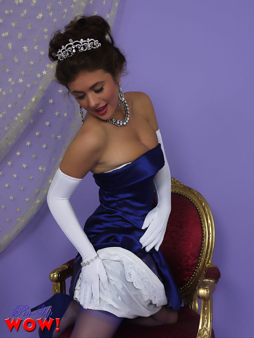 Prom Regina Kelly Sala si spoglia Per Il suo vintage biancheria intima dopo accettare corona