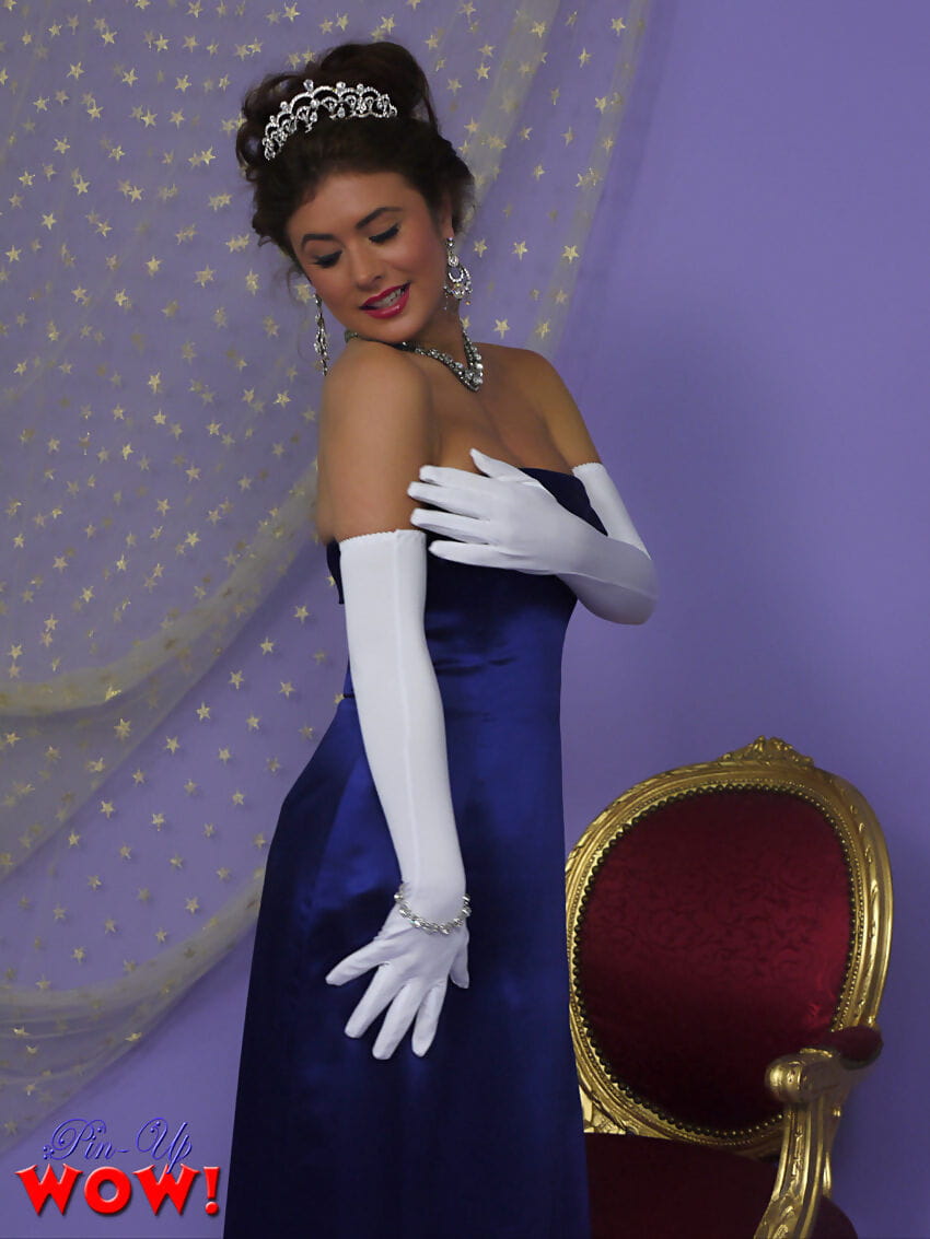 balo kraliçe Kelly Salonu sayılır için onu Vintage iç çamaşırı sonra kabul taç