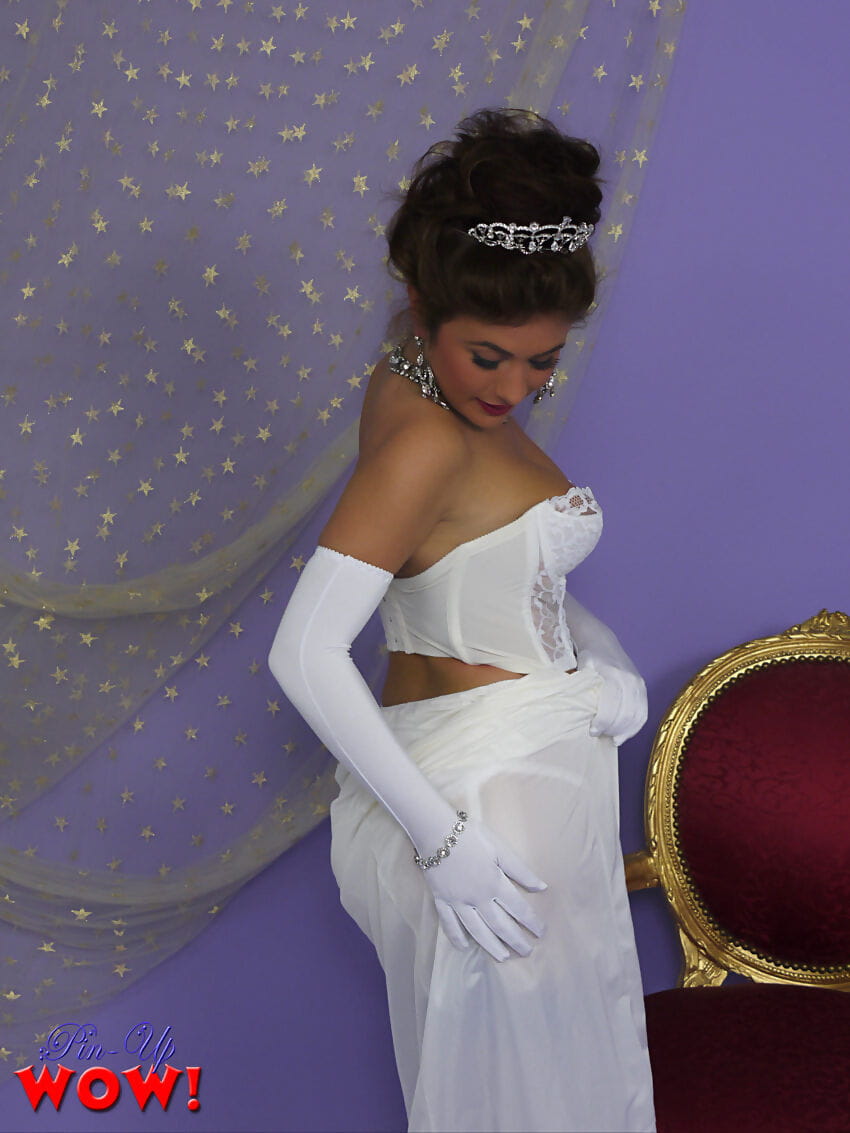 Prom koningin Kelly Zaal uitkleedt naar haar vintage ondergoed na accepteren kroon