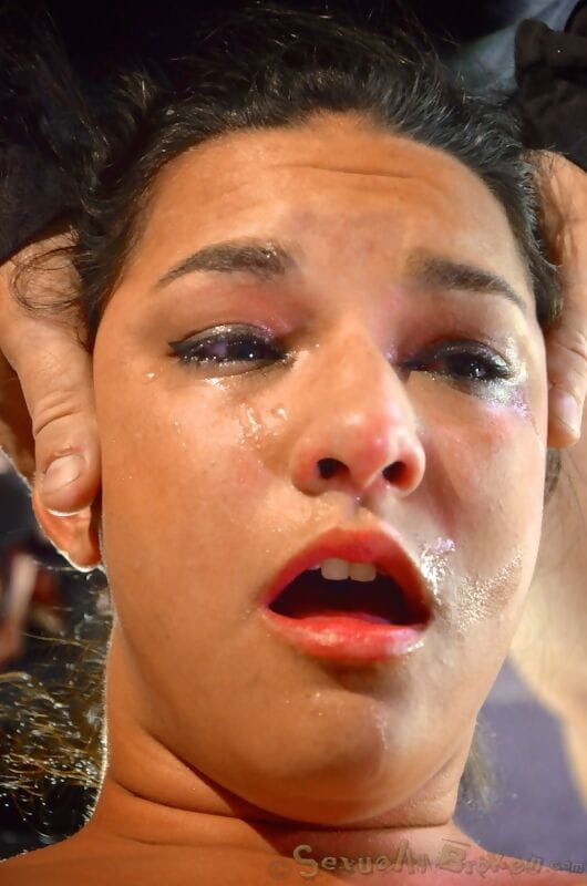 latina teen Paisley Parker é garganta fodido no Escravidão antes de Tomando um facial