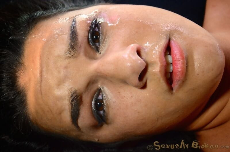 latina tiener Paisley Parker is keel Geneukt in Bondage voor het nemen van een Facial