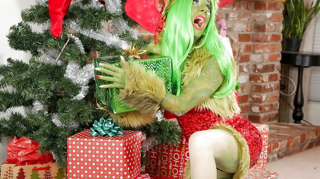 Groen huid amateur Joanna Angel houdingen zeer hot op Kerst