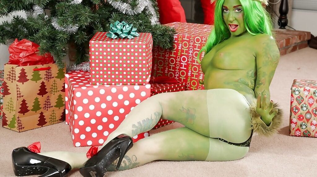 Verde pele Amador Joanna Anjo poses muito quente no Natal