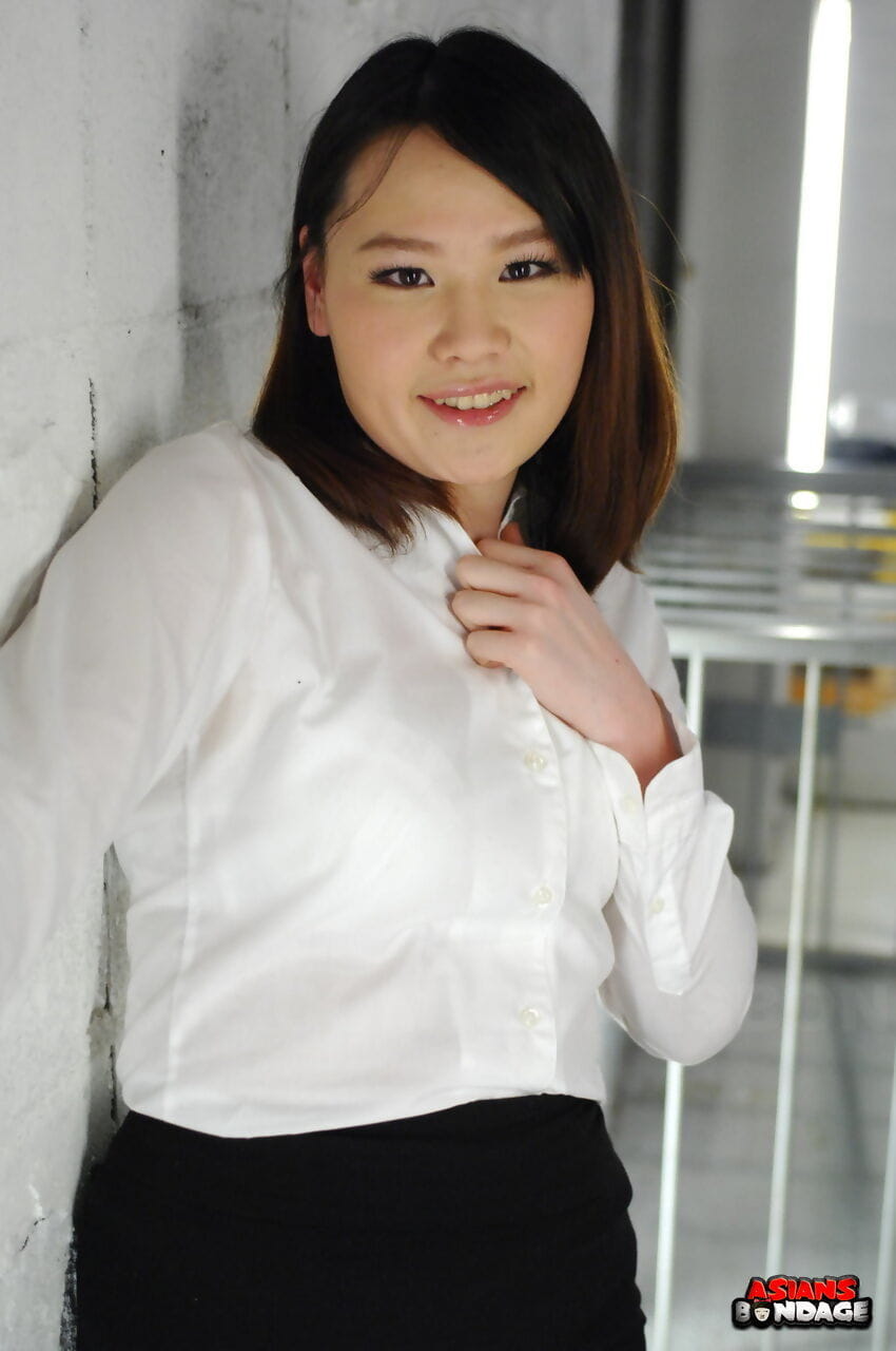 एशियाई लड़की अकी sasahara है फिट के साथ झूठ में सफेद ब्लाउज और काले स्कर्ट