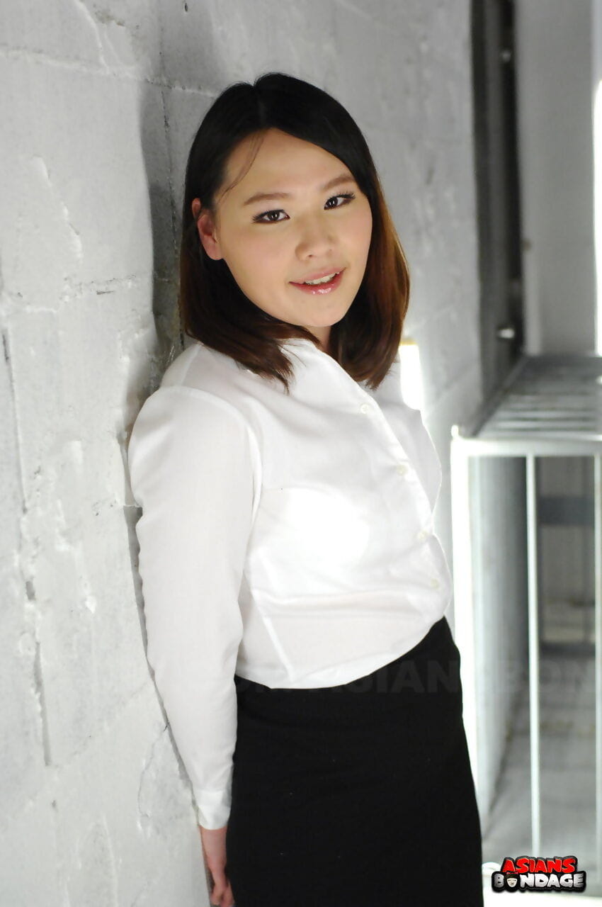 एशियाई लड़की अकी sasahara है फिट के साथ झूठ में सफेद ब्लाउज और काले स्कर्ट
