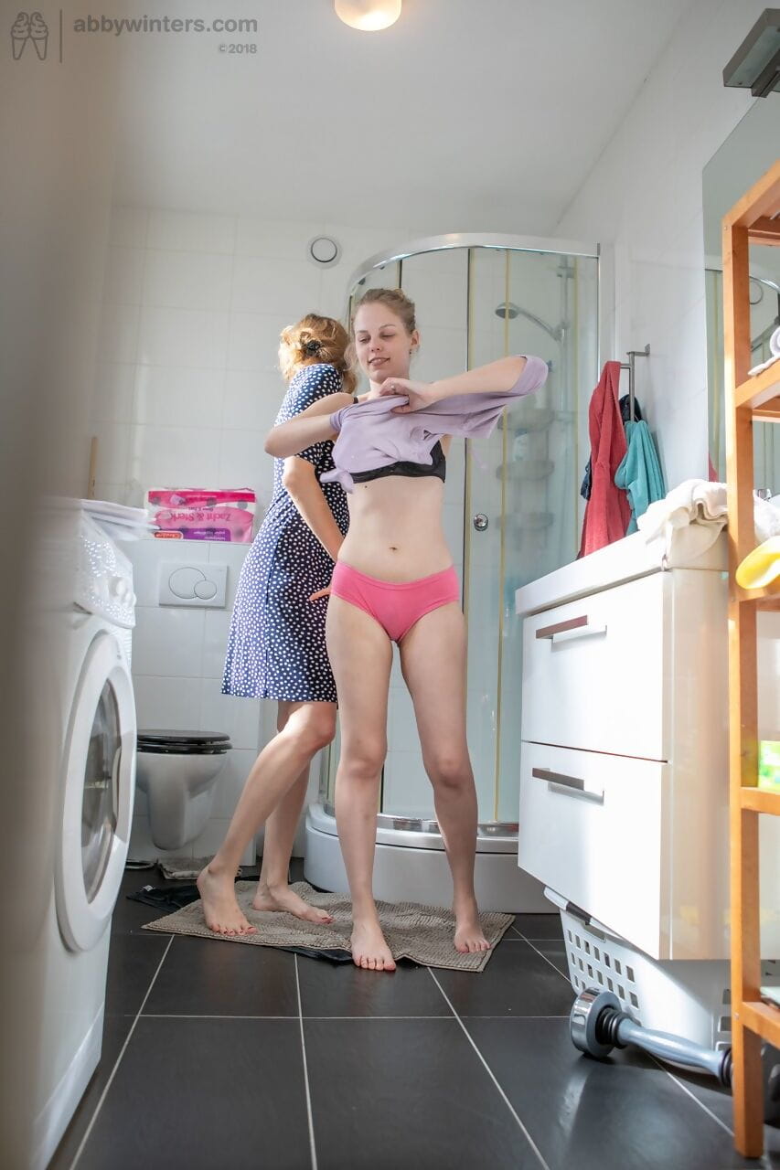 lesbiche rose K Layla K mostra naturale Tette mentre medicazione in il Servizio di lavanderia camera